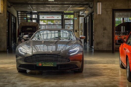 Aston Martin DB11 null