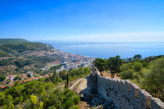 Blick vom Castelo de Sesimbra auf den Atlantik null